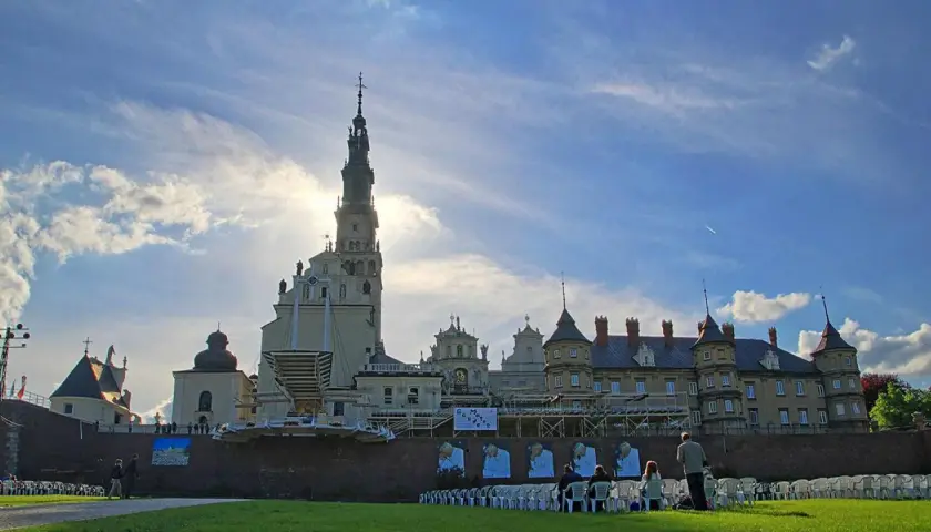Gdzie jest jasna góra? Odkryj jej lokalizację i znaczenie w Częstochowie